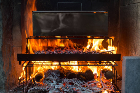 带明火的家庭烟熏房照片