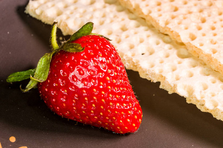 新鲜草莓和糖尿病饮食松脆-脆华夫饼小麦,质地照片