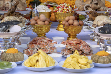 泰国曼谷,为向上帝祈祷和祭奠祖先提供食物.