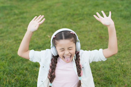 围坐在地上唱歌大自然是一首赞美之歌,永不停止歌唱.