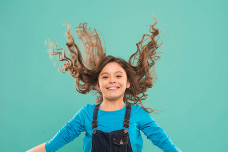 为孩子做发型的简单提示.小孩子长发.一头漂亮长发的活泼女孩.