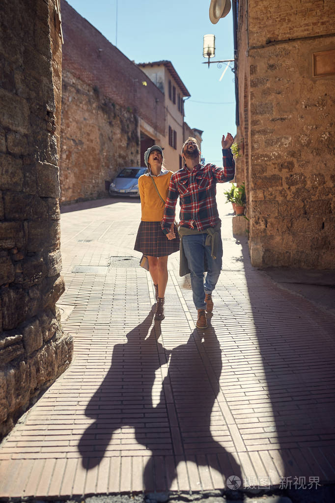 旅行中的情侣快乐的年轻夫妇在欧洲旅游度假