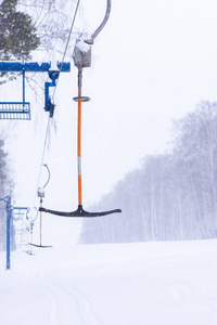 冬季雪山滑雪升降机图片