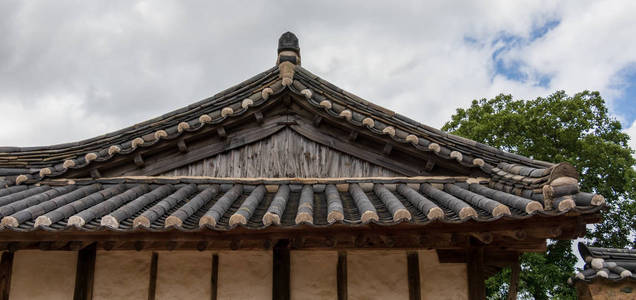 杨东民俗村木质建筑立面上的朝鲜传统风格瓷砖屋顶的细节.