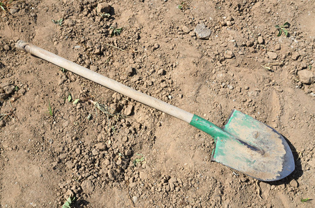 交叉斧头和加固铲子刺刀铁锹乡间出局采用地面