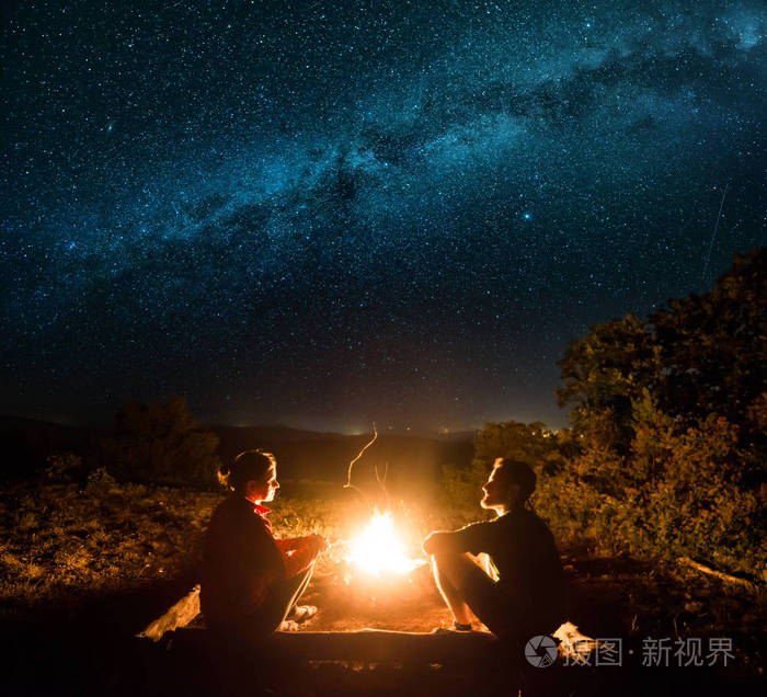 一对幸福的情侣在篝火旁剪影