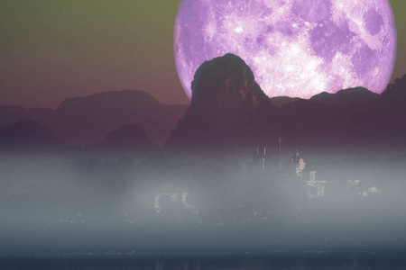 满月鱼月背云雾山夜空图片