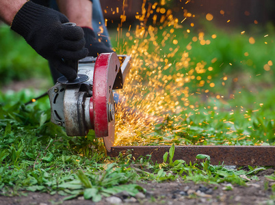 用角磨机加工.产生热火花的电锯.建设理念照片