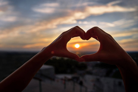 概念或概念女人手牵手的爱情,象征着蒙特利尔的心背景.