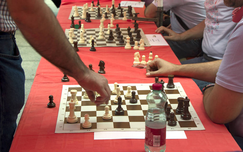在城市广场举办同步象棋比赛图片