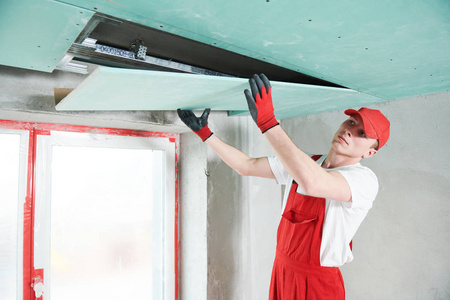 石膏板施工男人吊顶石膏板施工工程照片