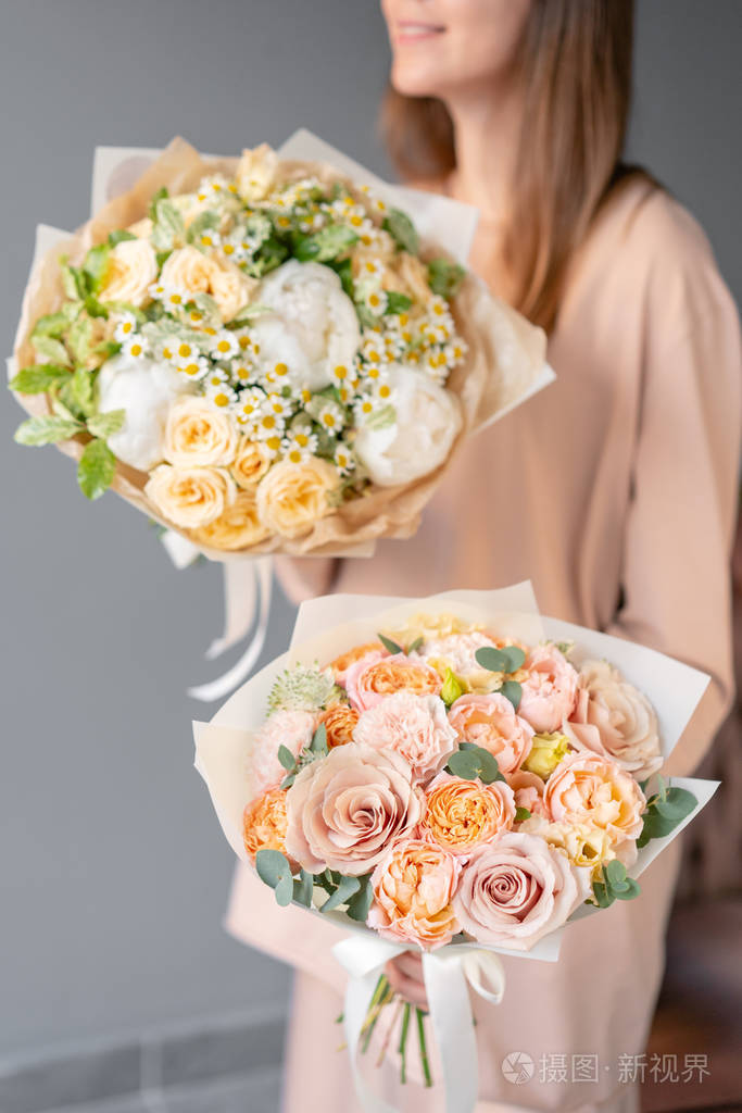 两束美丽的小花在女人的手中花店概念送花