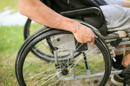 大自然中轮椅上的残疾人图片