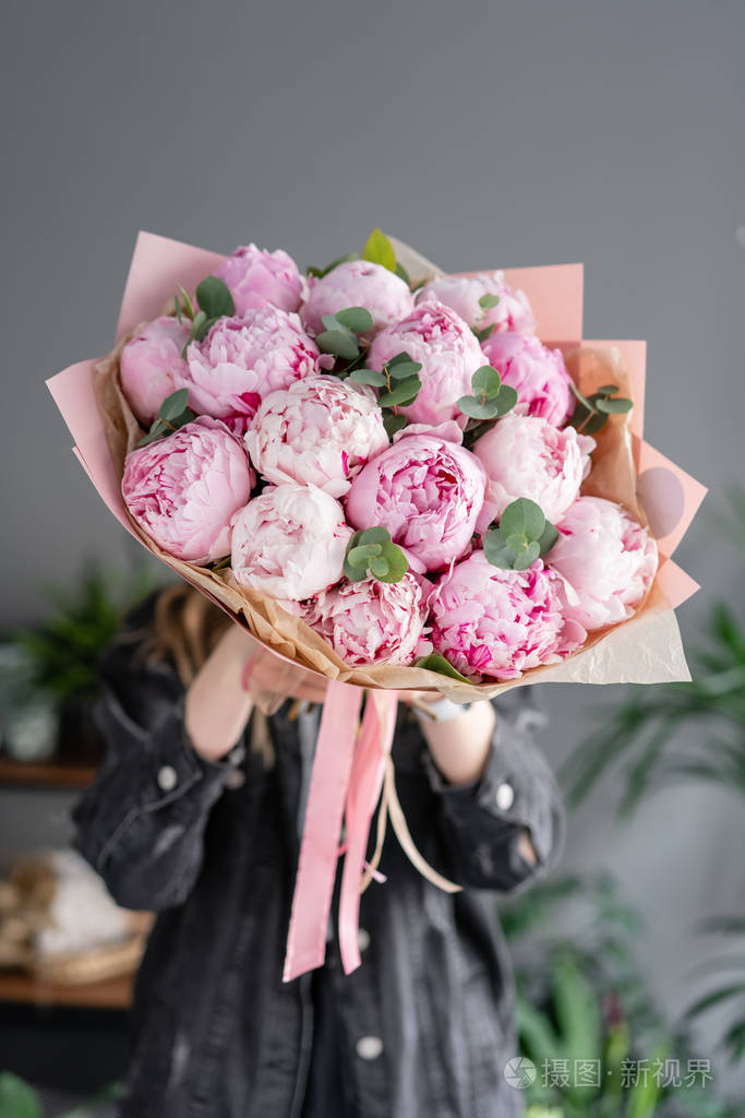 花店概念.美丽的鲜切花束.送花