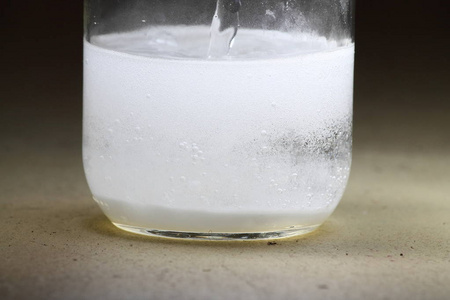 白色粉末在液体中反应照片