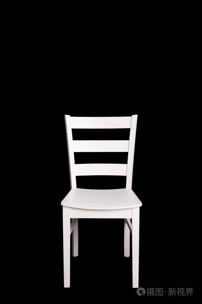 黑色背景的现代白色椅子