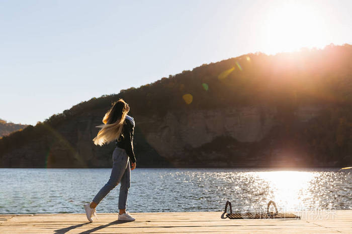 一个留着长发的时髦女孩的侧影那个女孩站在