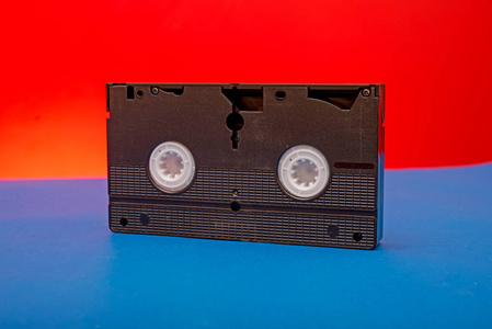 旧的vhs盒式录像带,红色和蓝色背景的独立照片照片