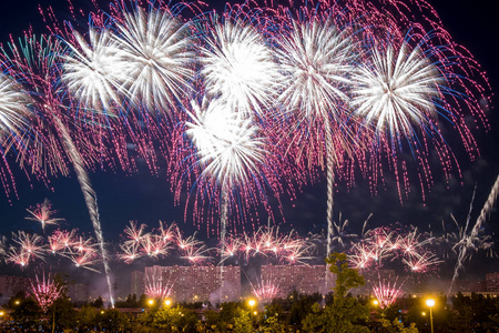 烟花爆炸了图片-烟花爆炸了素材-烟花爆炸了插画-摄图新视界