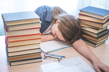 苦读压力大的大学生厌倦了用书苦读照片