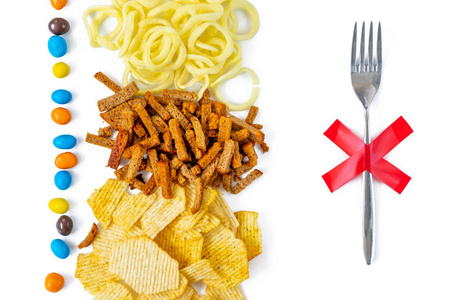 各种零食各种不健康的零食:薯条,洋葱圈,饼干照片