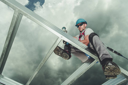 高空作业建筑工人图片