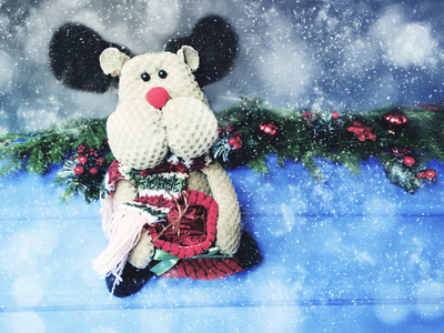 圣诞鹿玩具与冷杉树枝装饰和雪图片