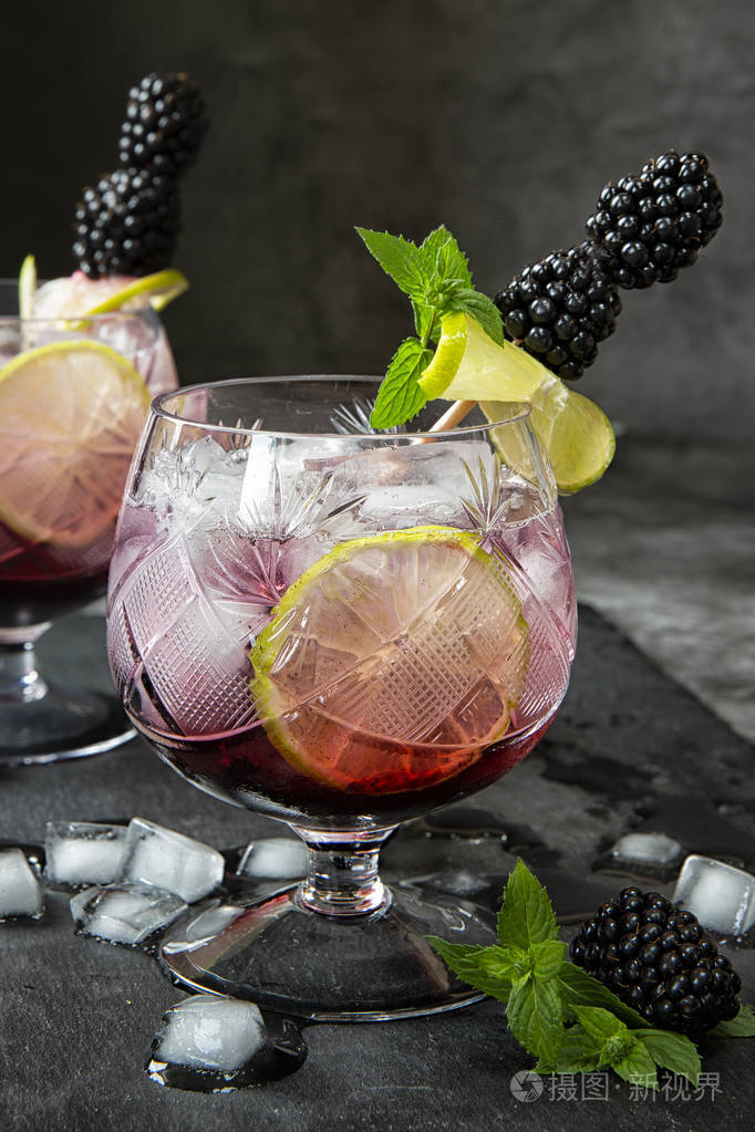 酮饮食,软饮料和酒精饮料.水果鸡尾酒