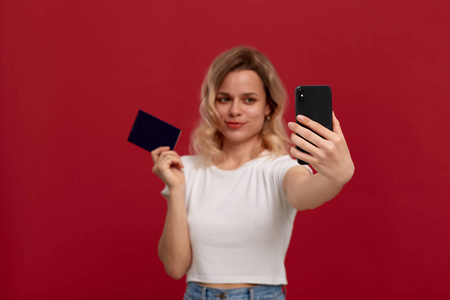 女手持护照图片