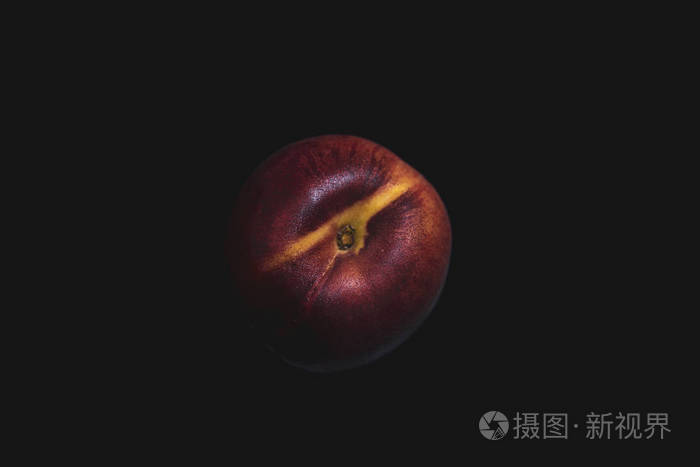 桃子孤立在黑色上全景深