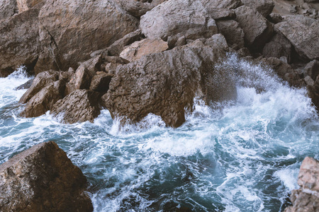 海浪拍打岩石海岸的俯视图照片