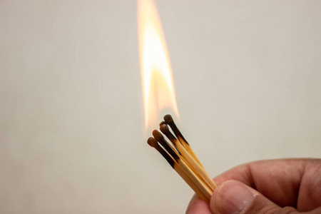 燃烧着的火柴图片