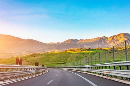 日出时的公路图片