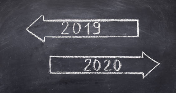 带有箭头和数字的两个方向标志2019年和2020年照片