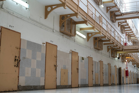 一排牢房门图片