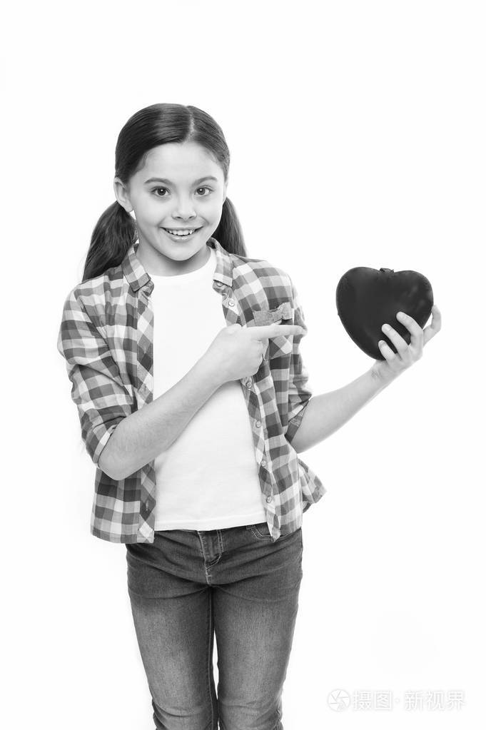 心意礼物或礼物.我对你说.真诚的问候.女孩可爱的孩子抱着心象征爱