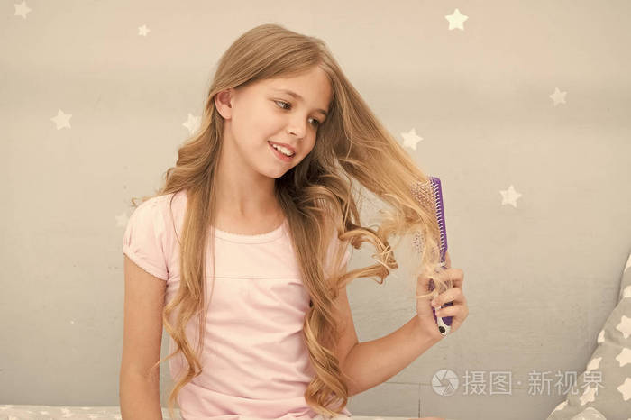 儿童卷发夹发刷或梳子.梳头前先涂点油.健康的头发.