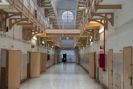 带牢房的监狱走廊图片