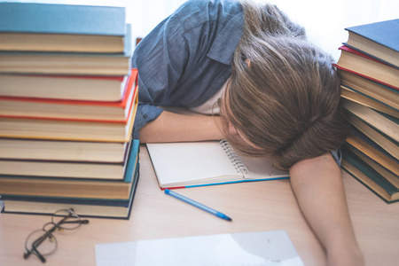 压力大的大学生厌倦了用书在考试中用书备考,不堪重负的高中女生因