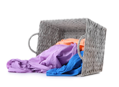 洗衣篮里散落的脏衣服用白色隔开照片