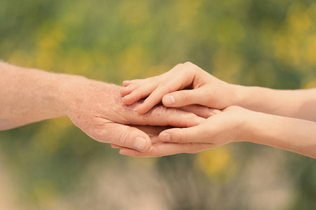 关心残疾人图片