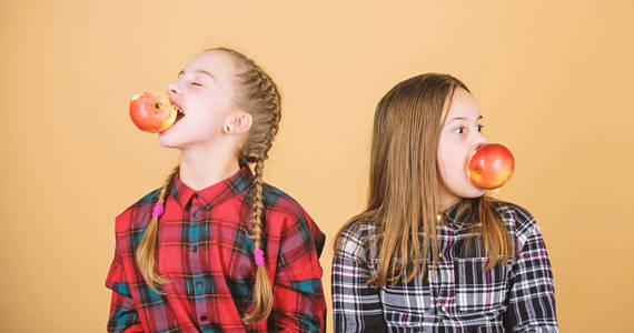 快乐的孩子们开心地吃着苹果.我们的饮食很健康.