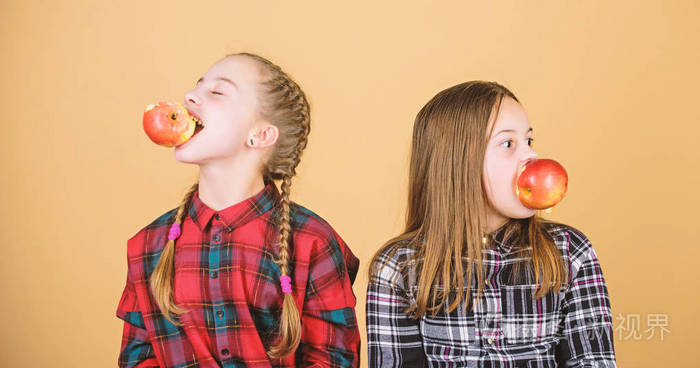 健康饮食和维生素营养.女朋友们一边放松一边吃苹果零食.学校小吃