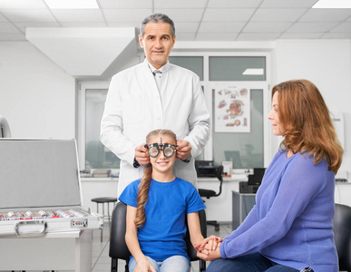 眼科医生给病人戴眼镜检查视力图片
