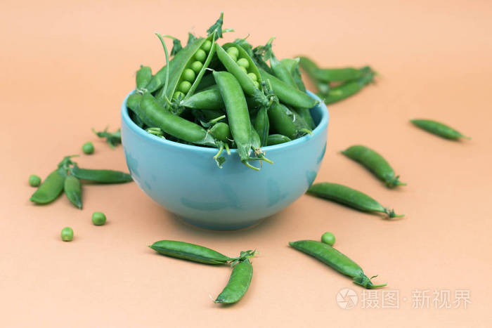 一碗新鲜采摘的豆荚自制的菜豆