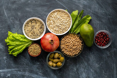 果蔬类食品在黑板表面的健康超级食品的选择照片