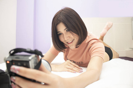 亚洲女性床上自拍照片