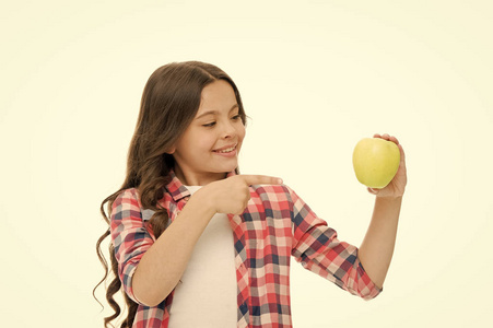 孩子快乐的脸像苹果.学校小吃概念.健康饮食.苹果维生素零食.