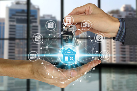 把房子钥匙交给有房产图标的客户,房产交易照片