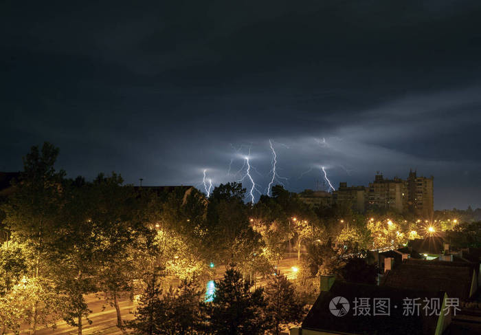 夜间城市上空有闪电雷雨